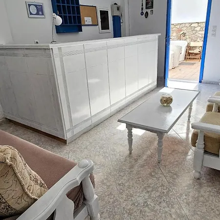 Pleasure Black Santorini מלון 3*
